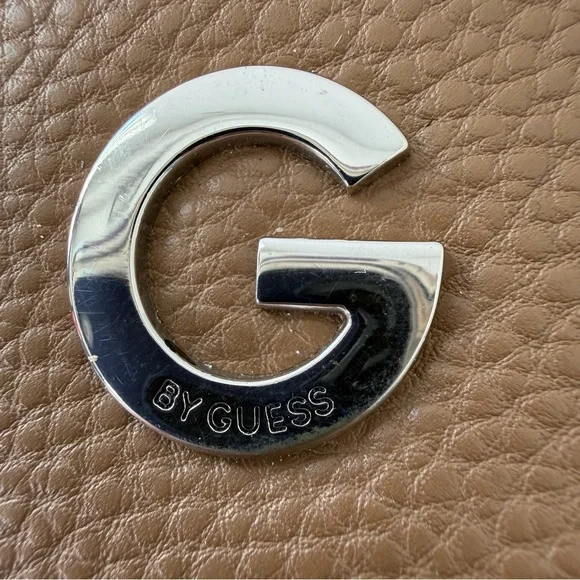 GUESS Glossy Black Shoulder Bag & Floral G-Logo Wallet Bundle - Picture 11 of 15